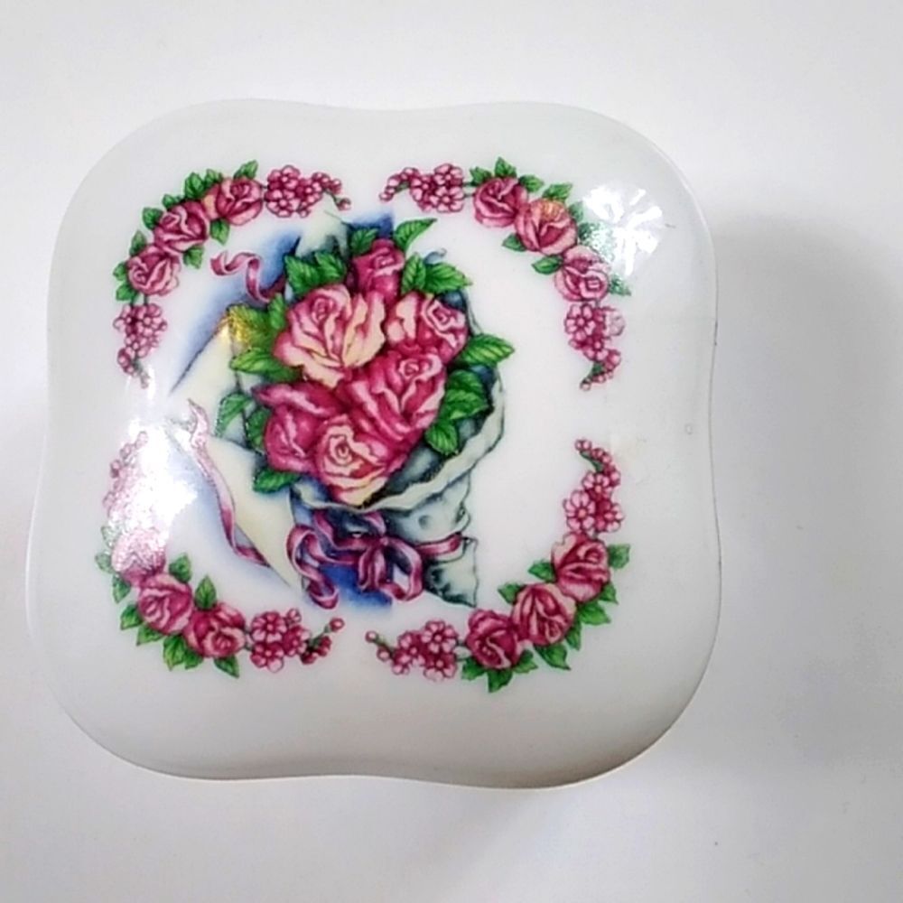 Music Box Series Fine Porcelain 1985 Heritage House